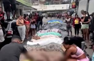 Favela do Rio amanhece com corpos expostos na praça após megaoperação policial (Foto: Reprodução) Favela do Rio amanhece com corpos expostos na praça após megaoperação policial (Foto: Reprodução)