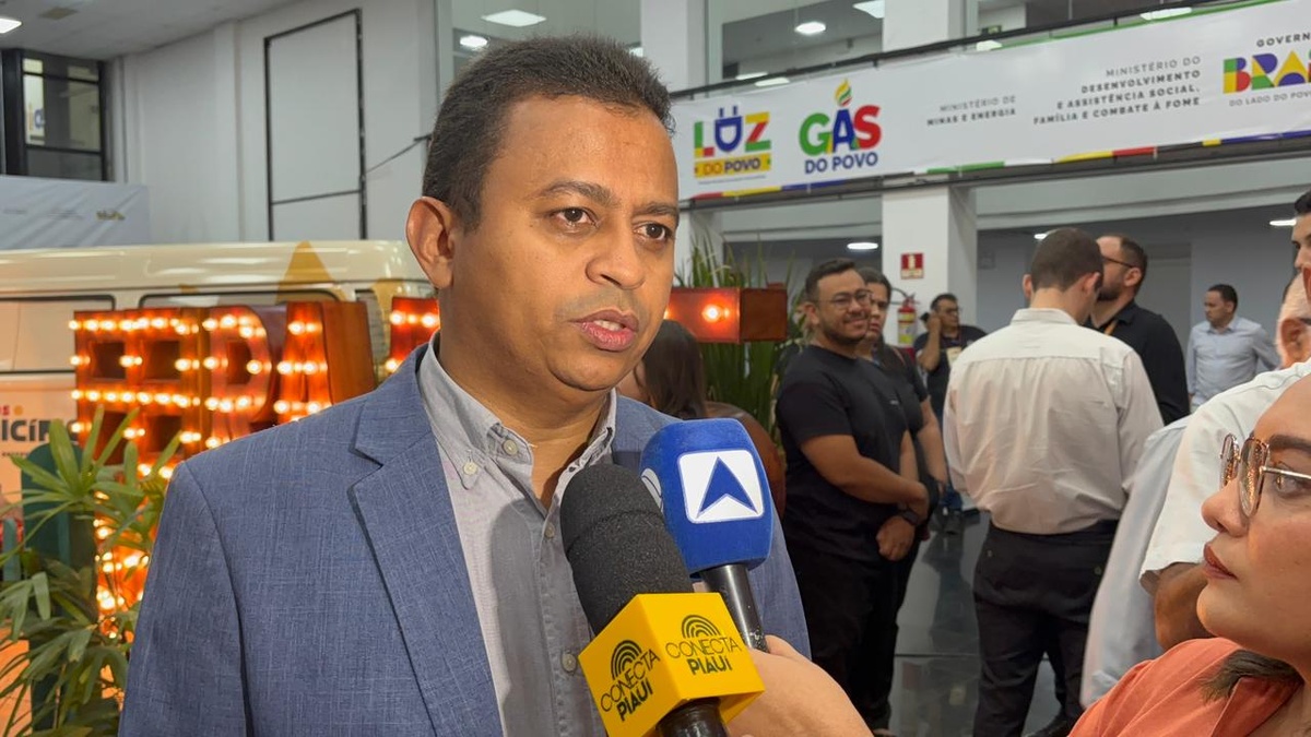 Francisco Costa destaca políticas sociais e elogia a Feira dos Municípios