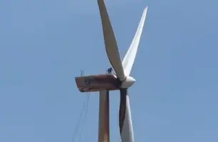 Funcionários caem de torre eólica no Complexo Delta, na Pedra do Sal (Foto: Reprodução)
