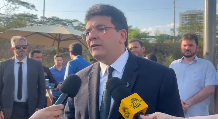 Governador celebra o Dia do Piauí com hasteamento da bandeira em Teresina
