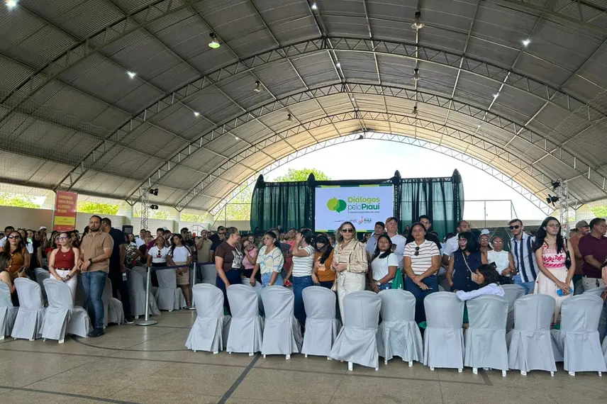 Governador entrega obras e participa de plenária do Diálogos pelo Piauí em Valença