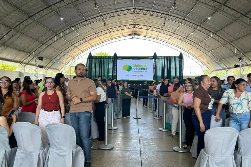 Governador entrega obras e participa de plenária do Diálogos pelo Piauí em Valença