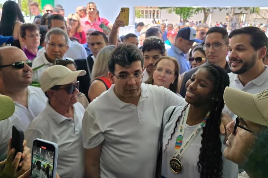 Governador entrega obras e participa de plenária do Diálogos pelo Piauí em Valença
