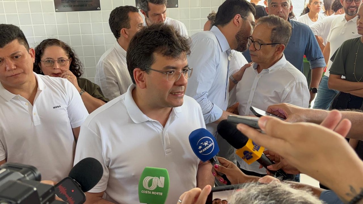 Governador entrega reforma histórica de escola e títulos do Casa Legal em Parnaíba