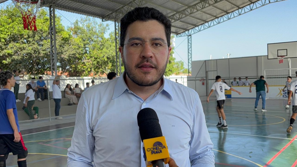 Governador entrega reforma histórica de escola e títulos do Casa Legal em Parnaíba