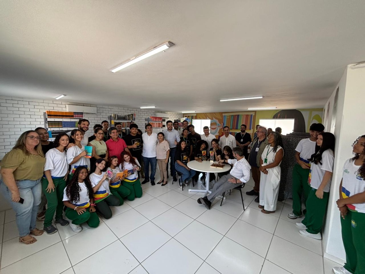 Governador entrega reforma histórica de escola e títulos do Casa Legal em Parnaíba