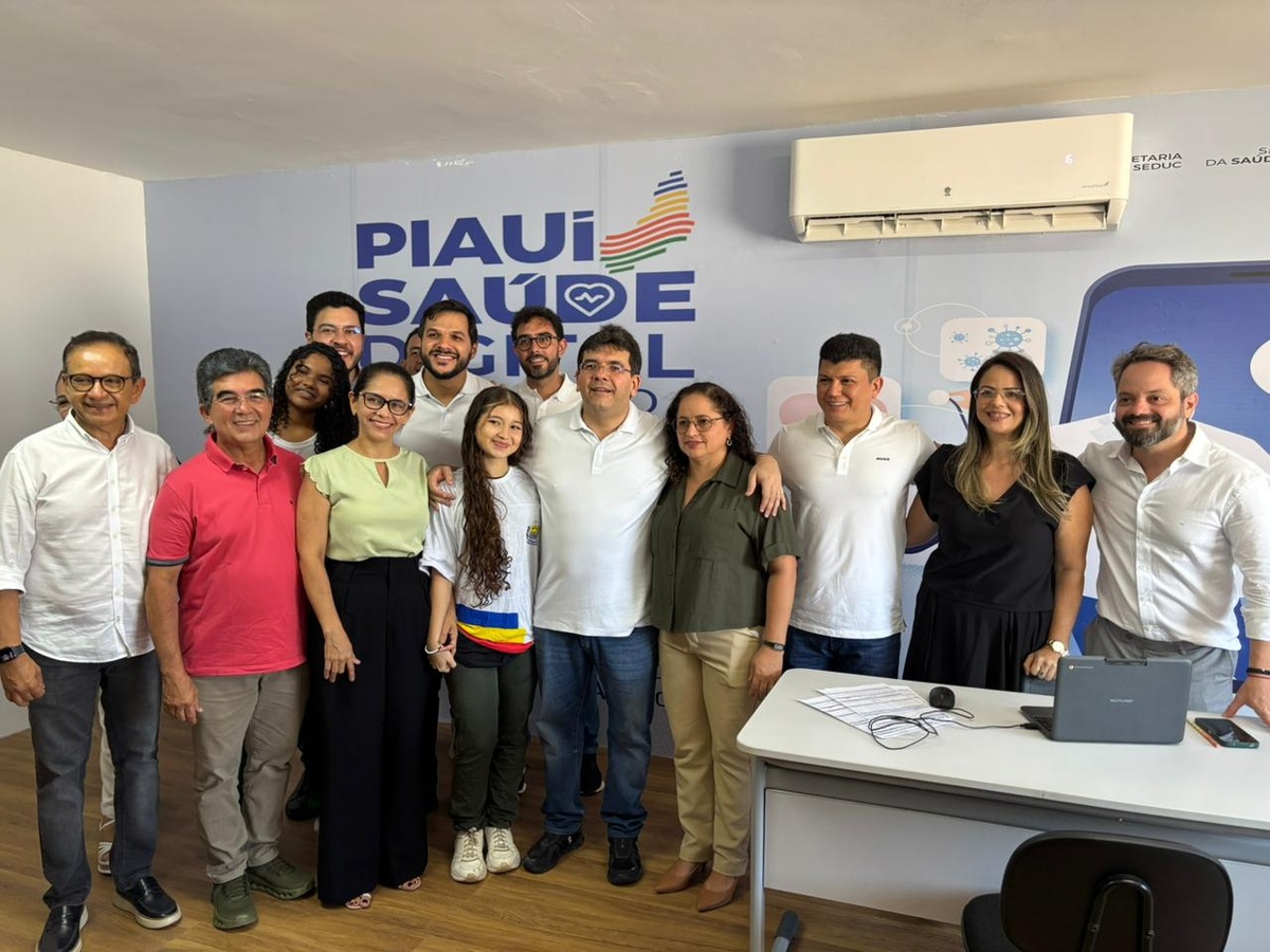 Governador entrega reforma histórica de escola e títulos do Casa Legal em Parnaíba