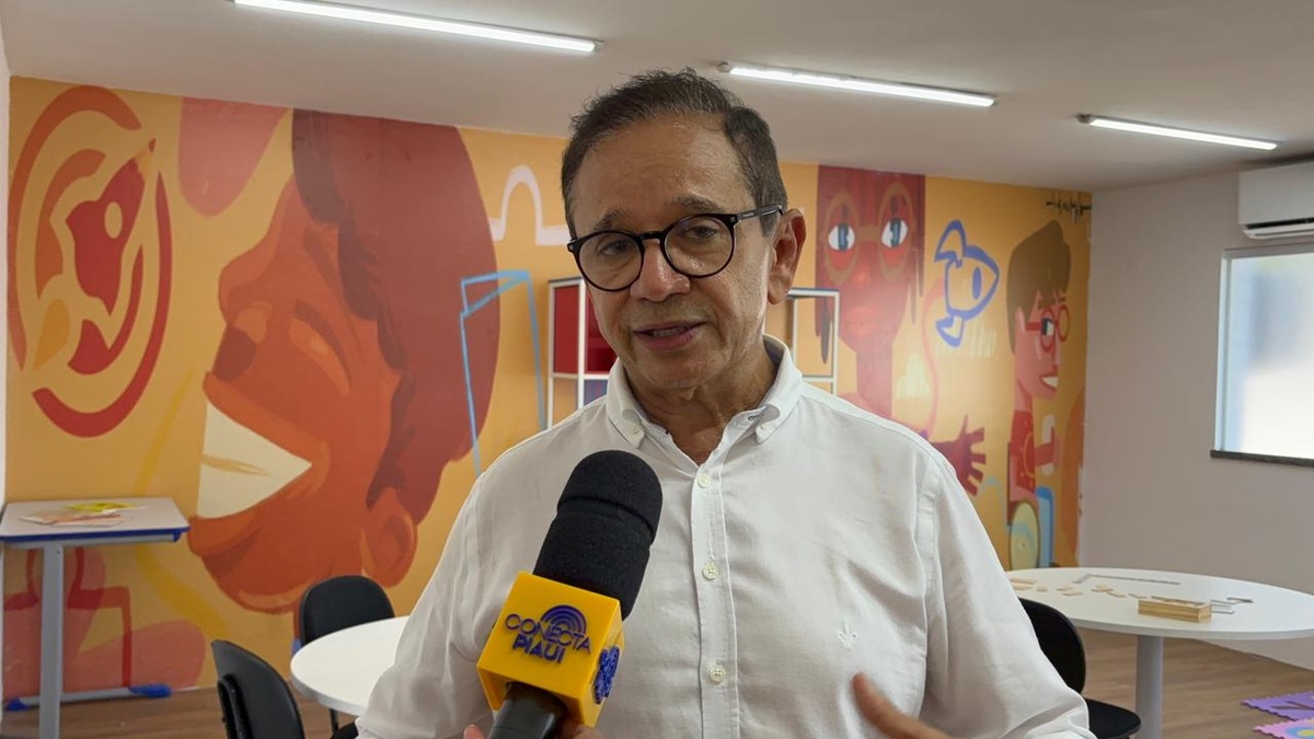 Governador entrega reforma histórica de escola e títulos do Casa Legal em Parnaíba