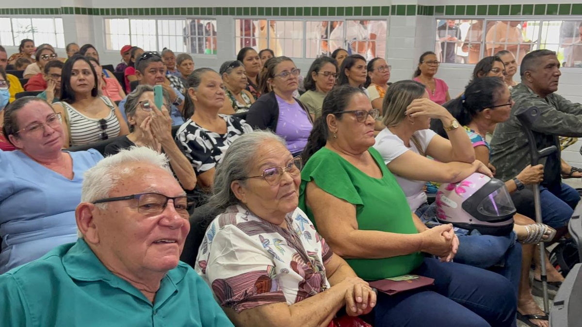 Governador entrega reforma histórica de escola e títulos do Casa Legal em Parnaíba