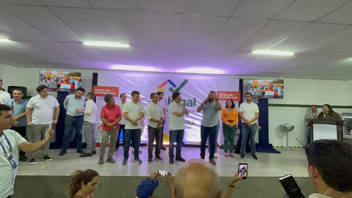 Governador entrega reforma histórica de escola e títulos do Casa Legal em Parnaíba