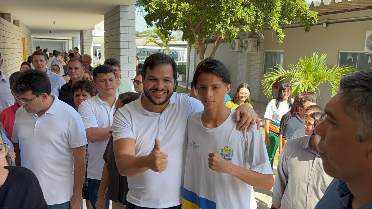 Governador entrega reforma histórica de escola e títulos do Casa Legal em Parnaíba