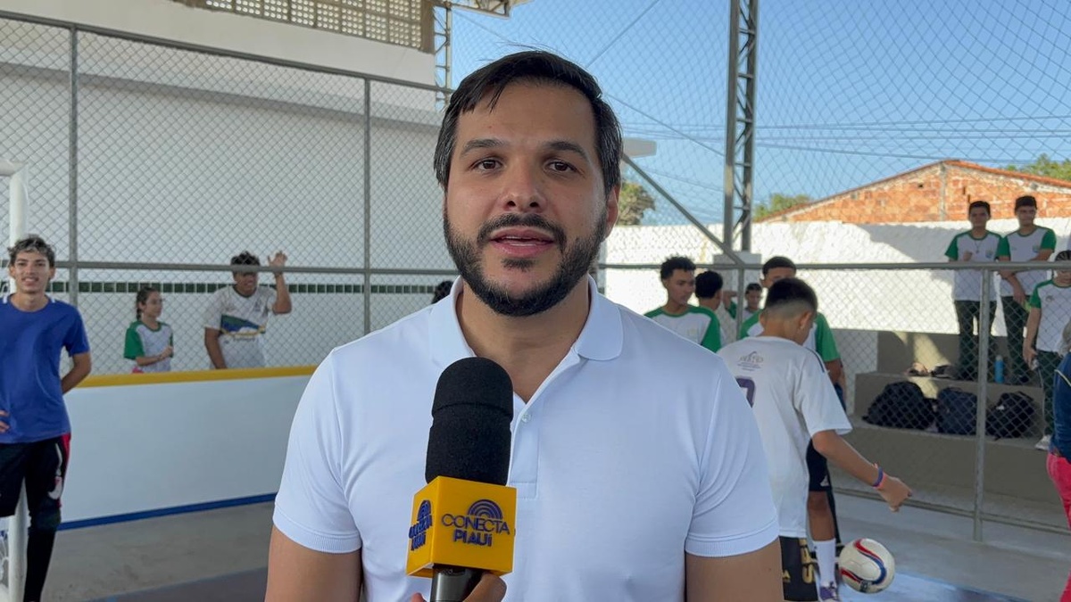 Governador entrega reforma histórica de escola e títulos do Casa Legal em Parnaíba