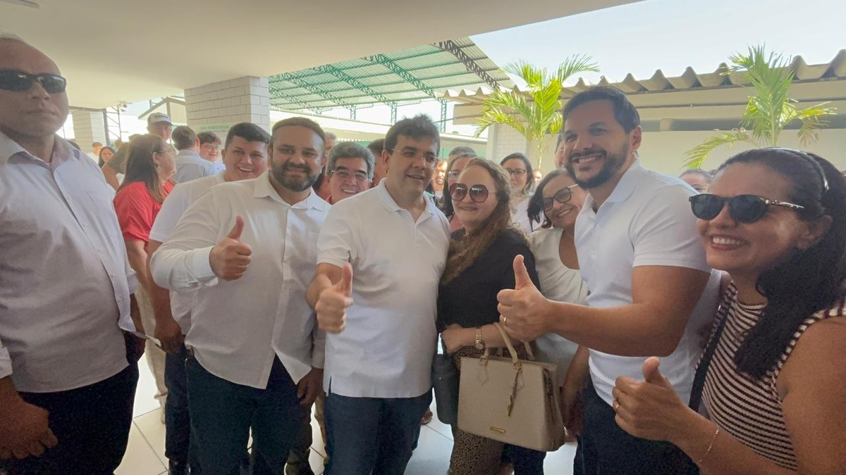 Governador entrega reforma histórica de escola e títulos do Casa Legal em Parnaíba