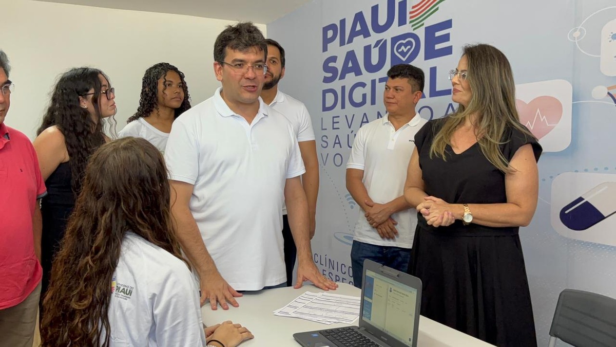 Governador entrega reforma histórica de escola e títulos do Casa Legal em Parnaíba