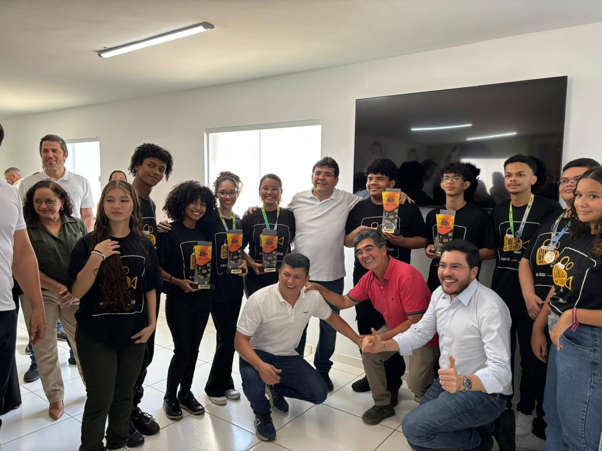 Governador entrega reforma histórica de escola e títulos do Casa Legal em Parnaíba