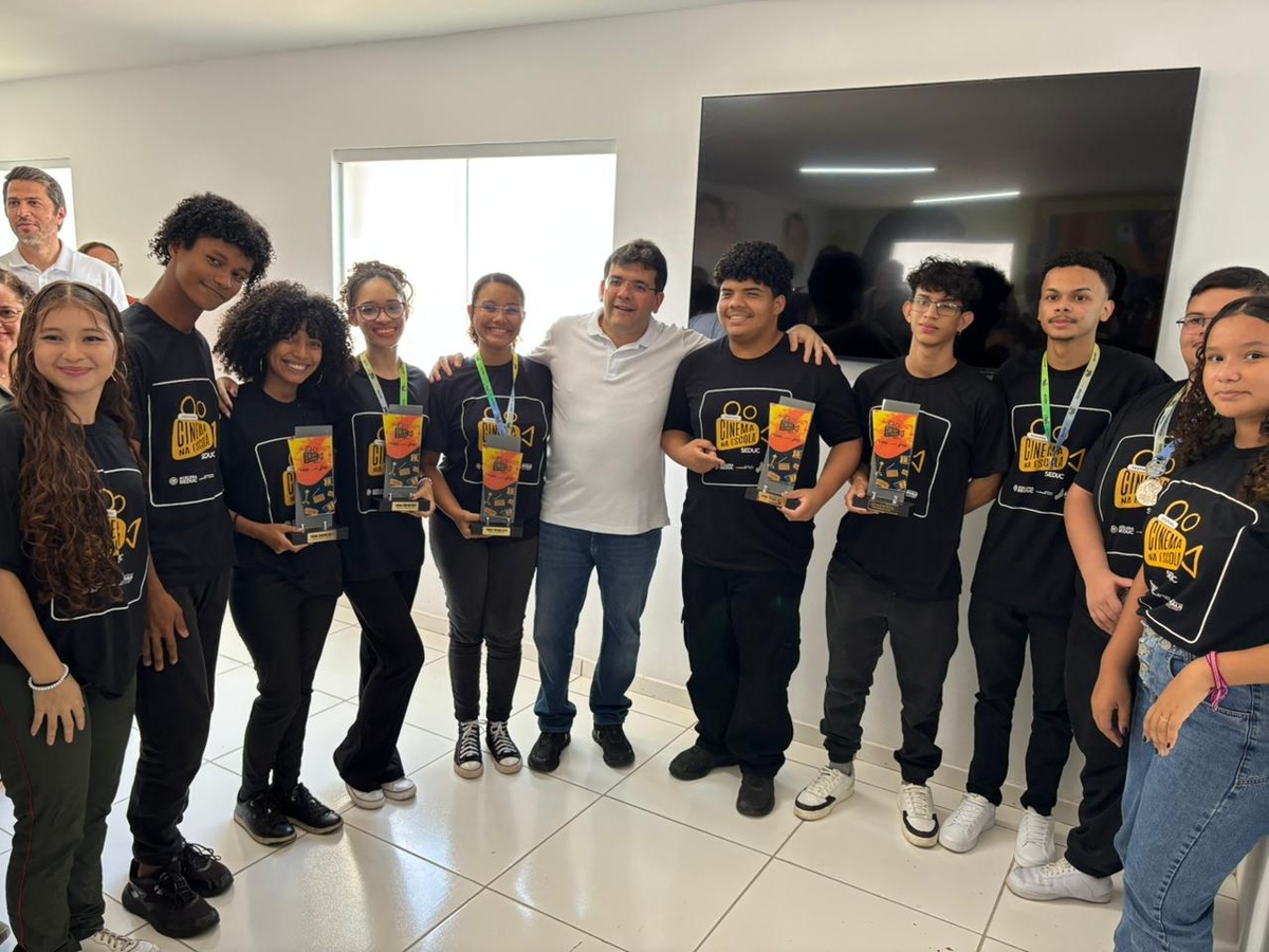 Governador entrega reforma histórica de escola e títulos do Casa Legal em Parnaíba