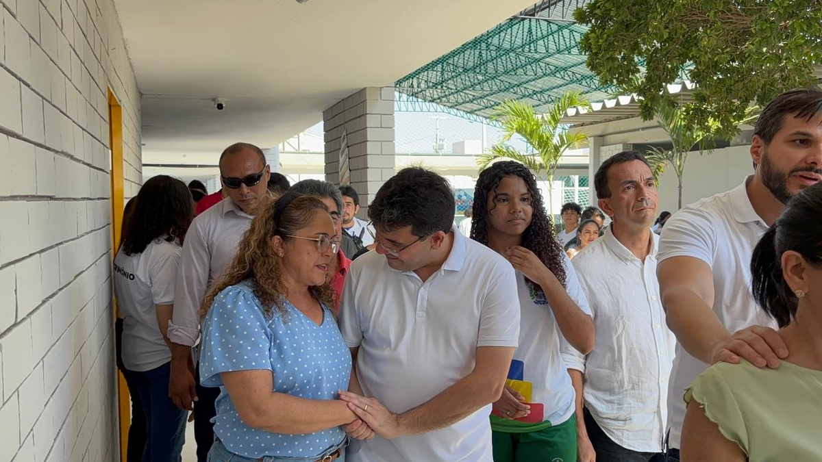 Governador entrega reforma histórica de escola e títulos do Casa Legal em Parnaíba