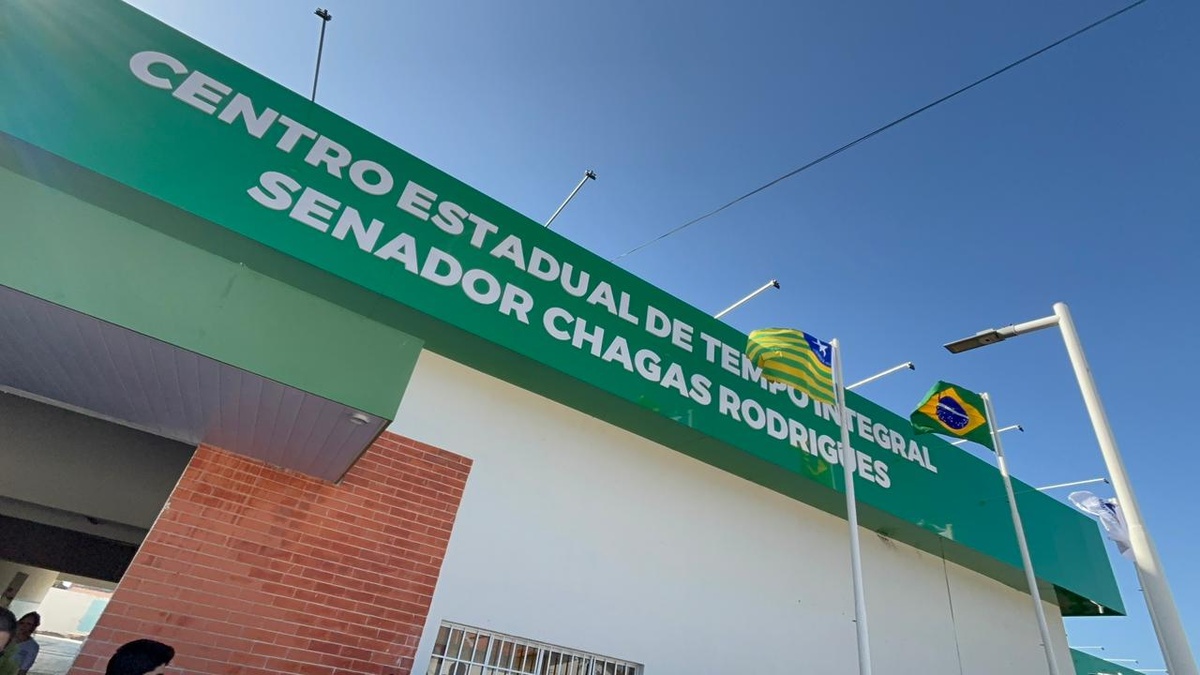Governador entrega reforma histórica de escola e títulos do Casa Legal em Parnaíba