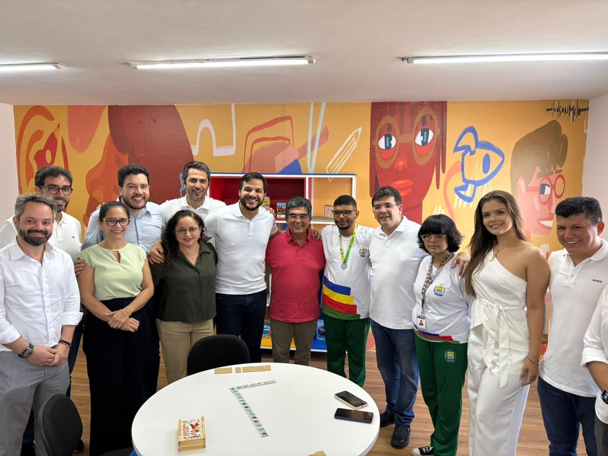 Governador entrega reforma histórica de escola e títulos do Casa Legal em Parnaíba