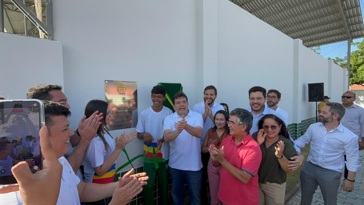 Governador entrega reforma histórica de escola e títulos do Casa Legal em Parnaíba