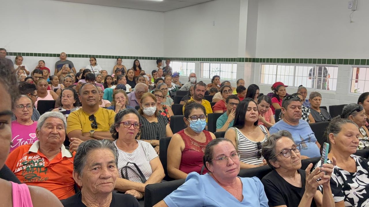 Governador entrega reforma histórica de escola e títulos do Casa Legal em Parnaíba