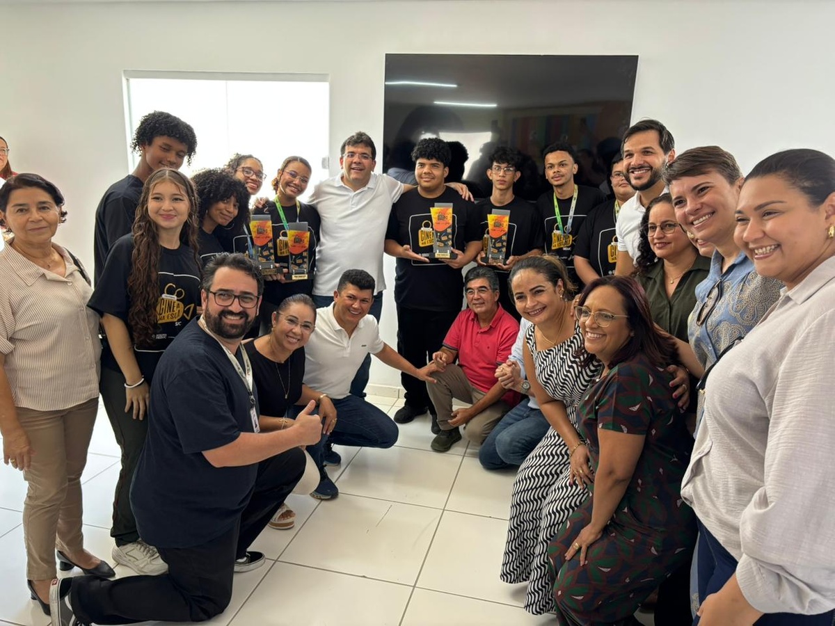Governador entrega reforma histórica de escola e títulos do Casa Legal em Parnaíba