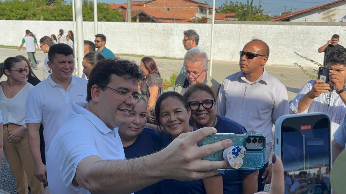 Governador entrega reforma histórica de escola e títulos do Casa Legal em Parnaíba