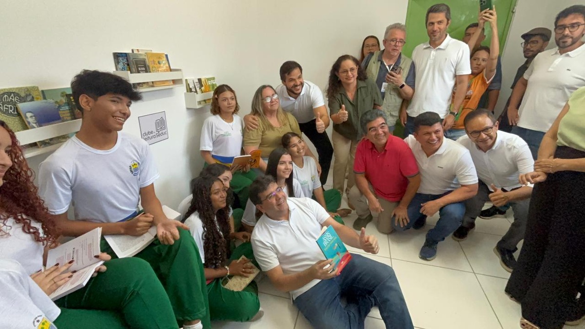 Governador entrega reforma histórica de escola e títulos do Casa Legal em Parnaíba
