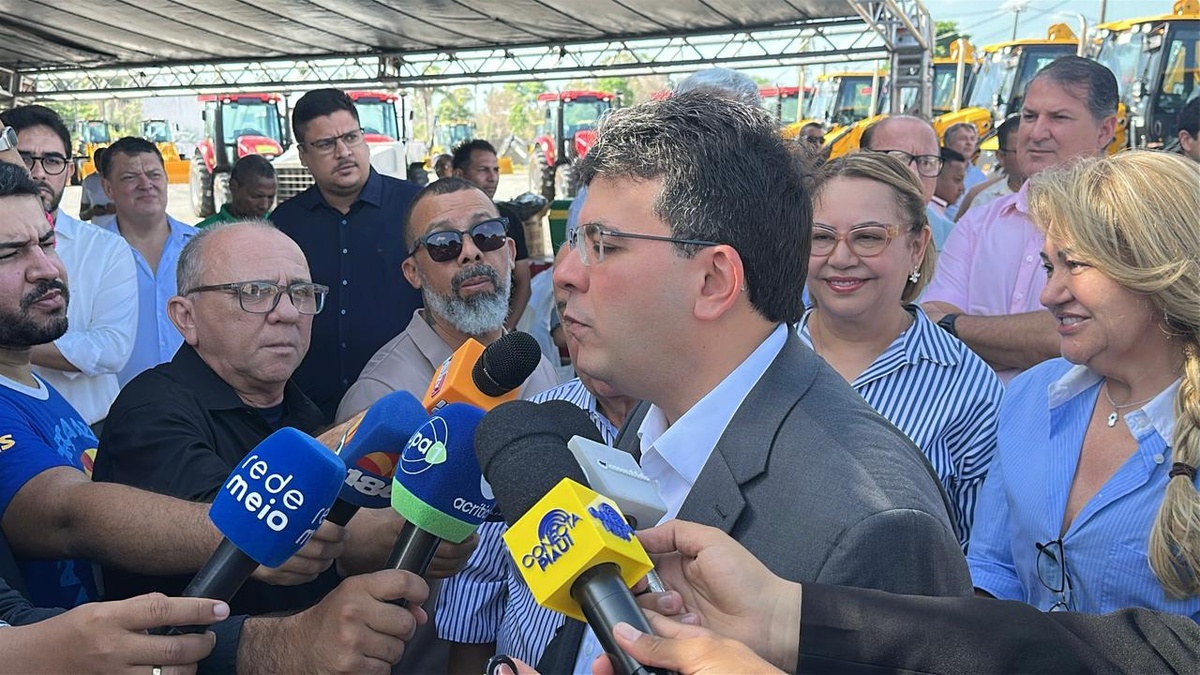 Governo do Piauí entrega retroescavadeiras a 28 municípios do estado