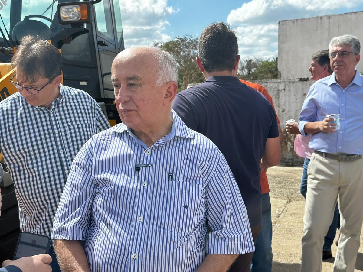 Governo do Piauí entrega retroescavadeiras a 28 municípios do estado