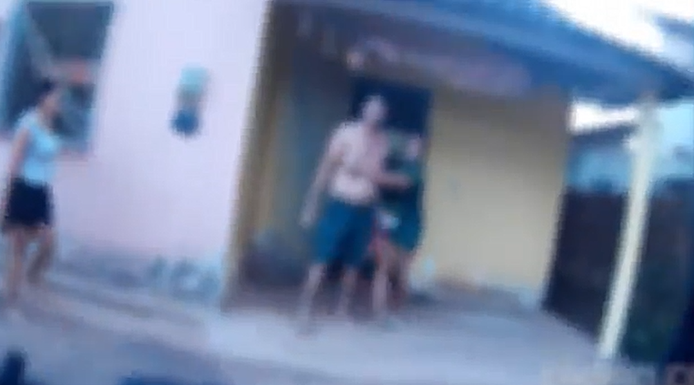 Homem agride esposa com facão e é contido pela PM em José de Freitas; veja o vídeo