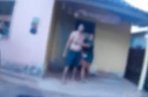 Homem agride esposa com facão e é contido pela PM em José de Freitas; veja o vídeo (Foto: Reprodução) Homem agride esposa com facão e é contido pela PM em José de Freitas; veja o vídeo (Foto: Reprodução)