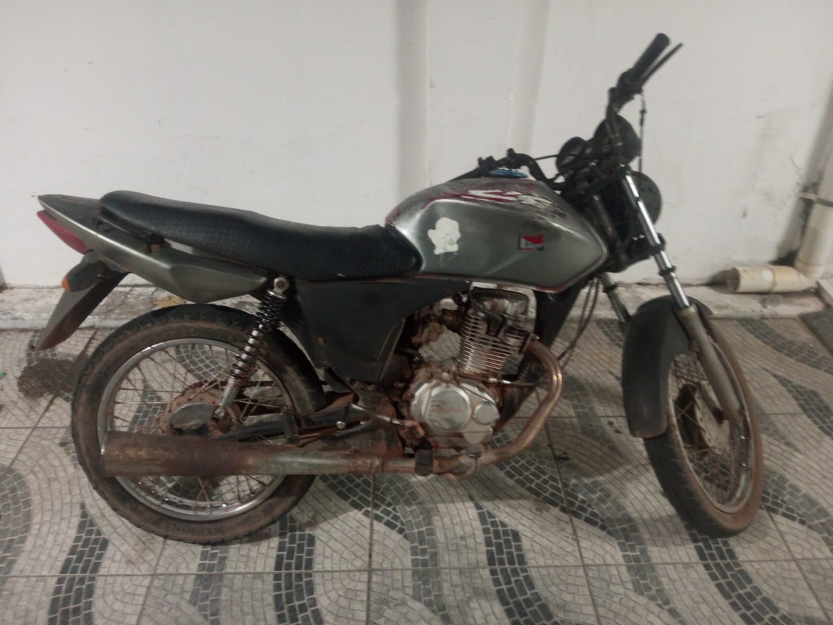 Homem é flagrado com faca e motocicleta adulterada em bar na cidade de Cocal
