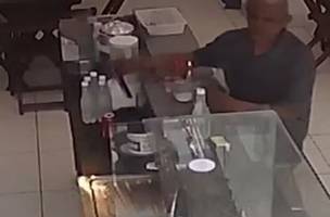 Homem é preso após furtar celular ao pedir água em lanchonete em Teresina (Foto: Reprodução) Homem é preso após furtar celular ao pedir água em lanchonete em Teresina (Foto: Reprodução)