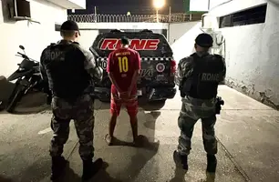 Homem é preso por tráfico de drogas em ação do RONE na zona Norte de Teresina (Foto: Divulgação/PMPI)