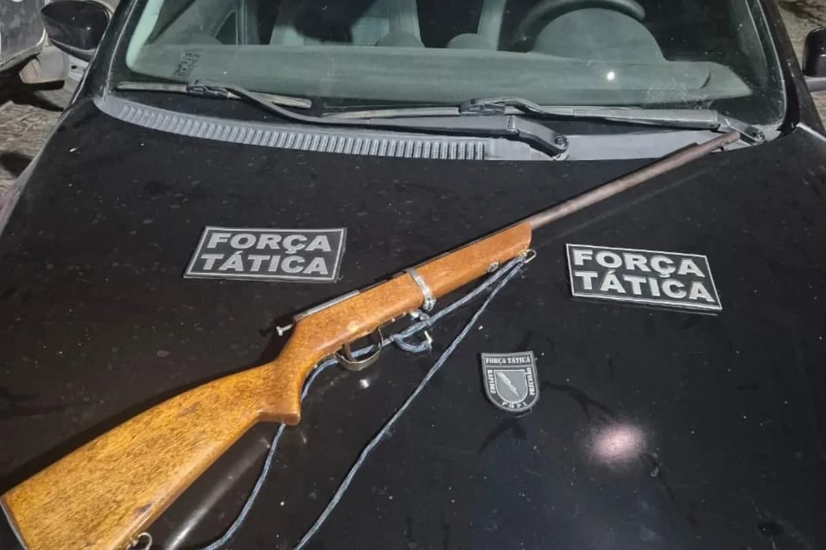 Homem leva amigo na delegacia e sai preso com carro roubado e arma em Paulistana