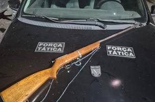 Homem leva amigo na delegacia e sai preso com carro roubado e arma em Paulistana (Foto: Divulgação/PMPI)