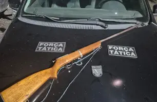 Homem leva amigo na delegacia e sai preso com carro roubado e arma em Paulistana (Foto: Divulgação/PMPI)