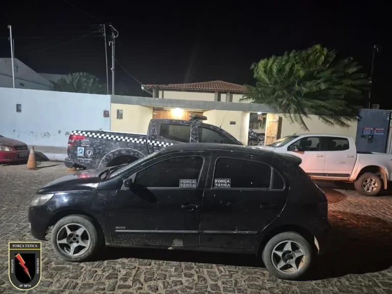 Homem leva amigo na delegacia e sai preso com carro roubado e arma em Paulistana