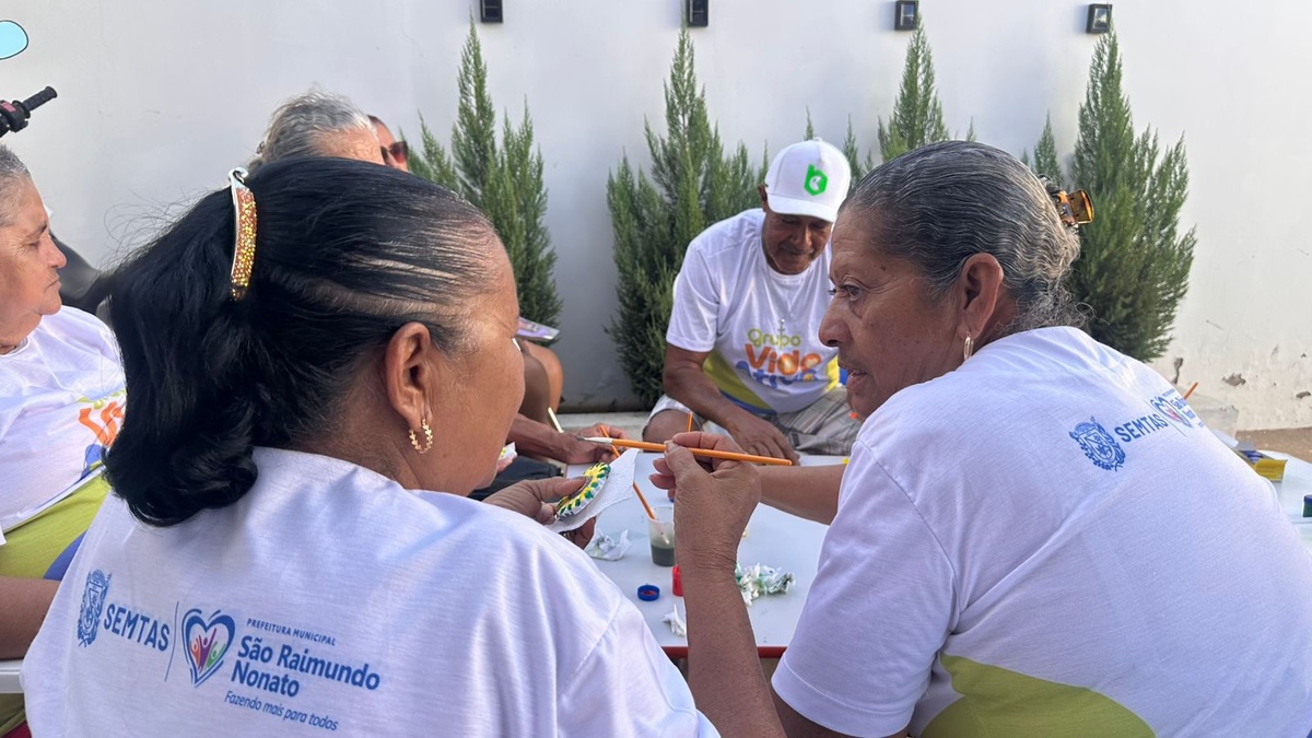 Idosos participam de oficina de pintura em gesso em São Raimundo Nonato