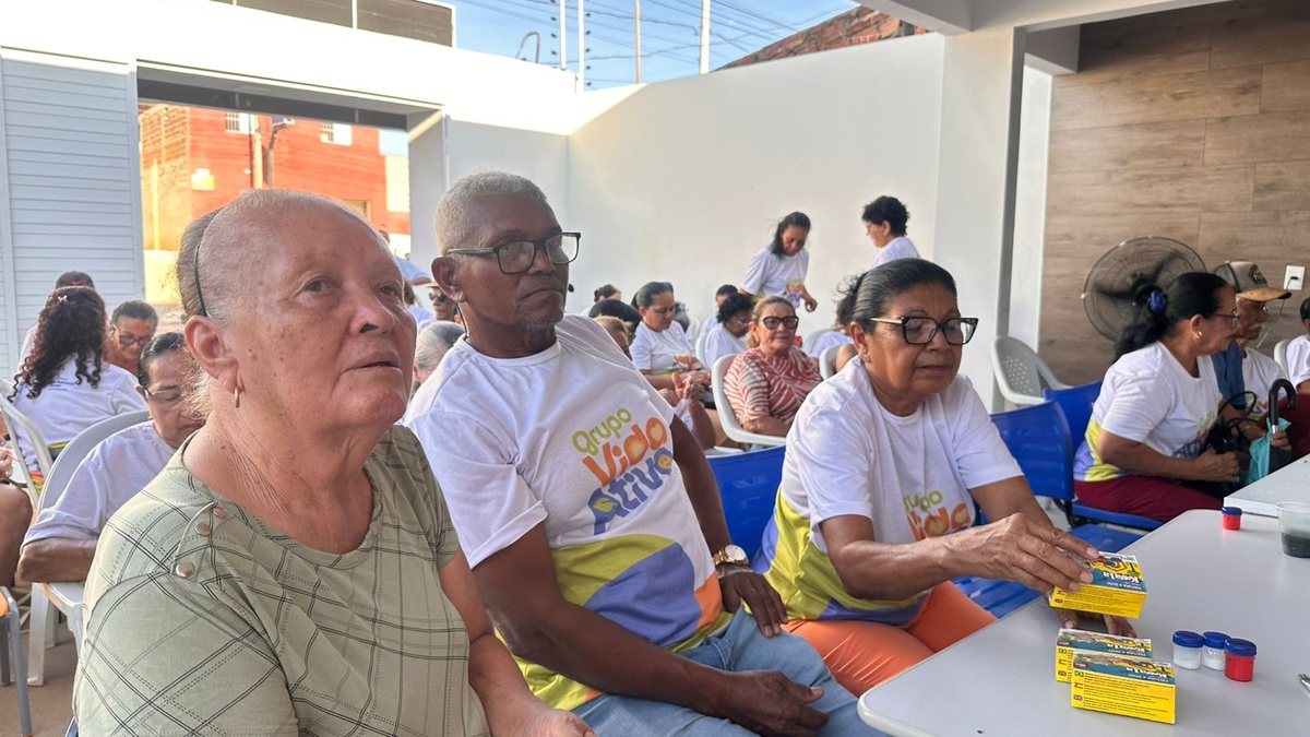 Idosos participam de oficina de pintura em gesso em São Raimundo Nonato