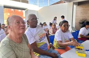 Idosos participam de oficina de pintura em gesso em São Raimundo Nonato (Foto: Reprodução)