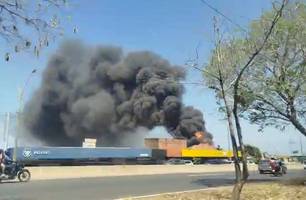 Incêndio destrói parte de revendedora de pneus na BR-316, em Teresina (Foto: Reprodução)