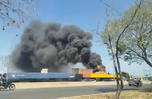 Incêndio destrói parte de revendedora de pneus na BR-316, em Teresina (Foto: Reprodução)