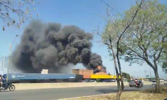 Incêndio destrói parte de revendedora de pneus na BR-316, em Teresina