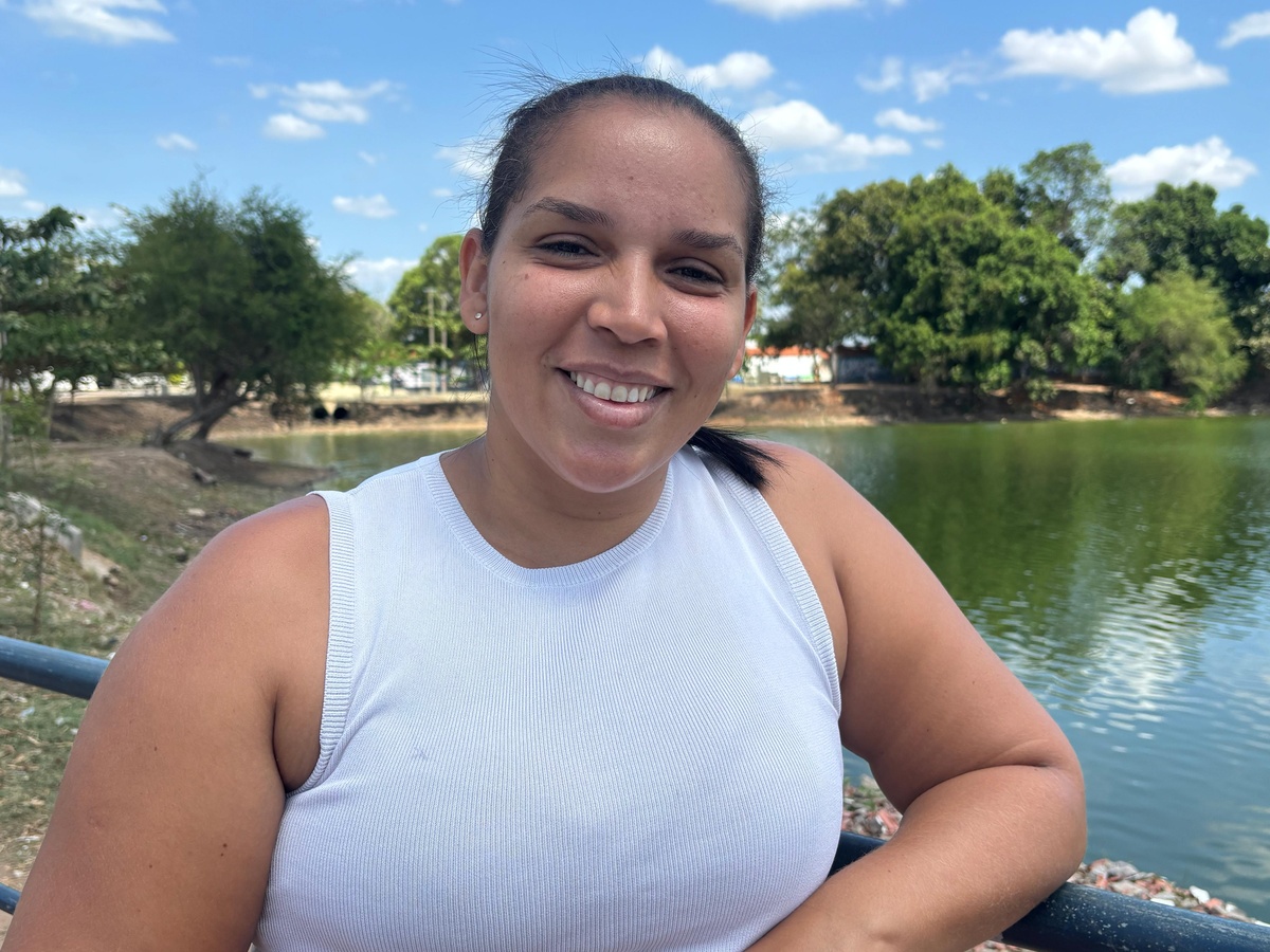 Jéssica Oliveira conta que o forte odor já compromete o dia a dia das famílias que vivem na região