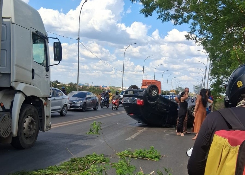 Jovem fica ferida após capotar carro na ponte Tancredo Neves, em Teresina