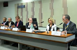 Marcelo Castro presidente audiência que discute contaminação de metanol em bebidas (Foto: Geraldo Magela/Agência Senado)