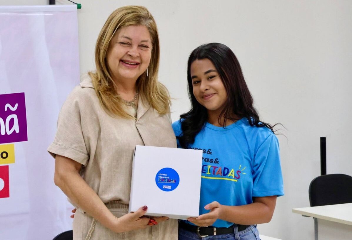 Menina assume cadeira da Secretaria das Mulheres e expõe desafio da gestão pública