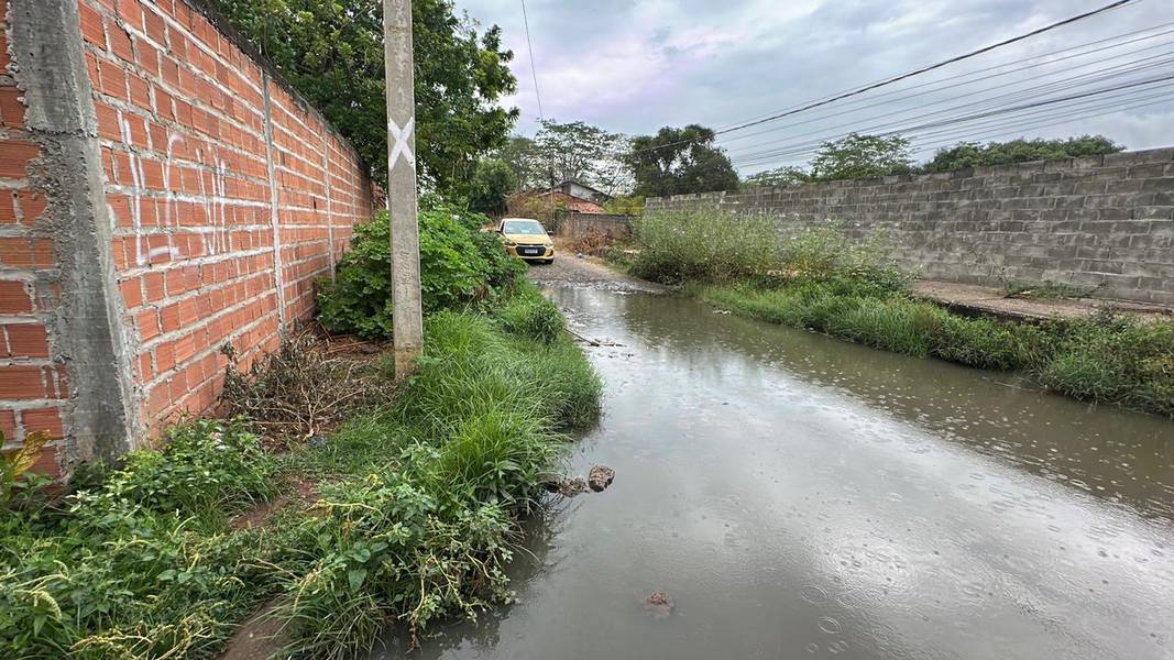Moradores denunciam abandono e caminhão do lixo atola na zona Norte de Teresina